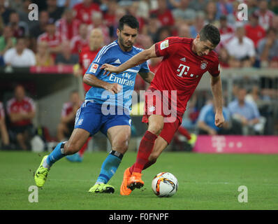München, Deutschland. 14. August 2015. Bayern Robert Lewandowski (R) konkurriert während der deutschen Teilung der ersten Bundesliga-Fußball-Spiel zwischen Bayern München und Hamburger SV in München, Deutschland, am 14. August 2015. Bayern gewann 5: 0. Bildnachweis: Philippe Ruiz/Xinhua/Alamy Live-Nachrichten Stockfoto