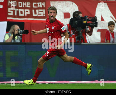 München, Deutschland. 14. August 2015. Bayern Thomas Mueller feiert ein Ziel der deutschen Erstligisten Bundesliga-Fußball-Spiel zwischen Bayern München und Hamburger SV in München, Deutschland, am 14. August 2015. Bayern gewann 5: 0. Bildnachweis: Philippe Ruiz/Xinhua/Alamy Live-Nachrichten Stockfoto