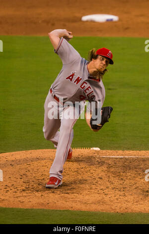 Kansas City, Missouri, USA. 14. August 2015. Jered Weaver #36 von den Los Angeles Angels Stellplätze im dritten Inning während der MLB-Spiel zwischen den Los Angeles Angels und die Kansas City Royals im Kauffman Stadium in Kansas City MO Credit: Cal Sport Media/Alamy Live News Stockfoto