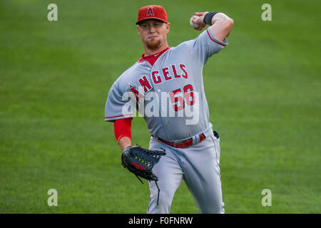 Kansas City, Missouri, USA. 14. August 2015. Kole Calhoun #56 von den Los Angeles Angels wärmt sich vor dem ersten Inning während der MLB-Spiel zwischen den Los Angeles Angels und die Kansas City Royals im Kauffman Stadium in Kansas City MO Credit: Cal Sport Media/Alamy Live News Stockfoto