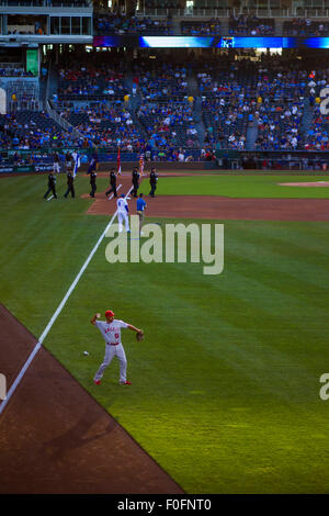 Kansas City, Missouri, USA. 14. August 2015. Steve Soliz #61 von den Los Angeles Angels hilft während Poloshirt vor dem MLB-Spiel zwischen den Los Angeles Angels und die Kansas City Royals im Kauffman Stadium in Kansas City MO Credit: Cal Sport Media/Alamy Live News Stockfoto