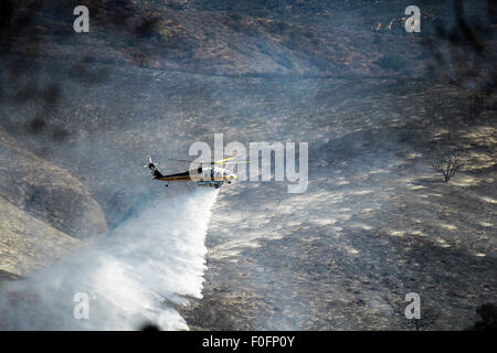 Simi Valley, Kalifornien, USA. 14. August 2015. L.A. County Fire Hubschrauber hilft bei der Eindämmung der rustikalen Feuer in Simi Valley, CA am 14. August 2015 Credit: Priya Arulmani/Alamy Live News Stockfoto