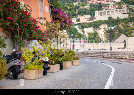 Waterfront Straße geparkten Rollern mit blühenden Bougainvillea im Altstadt Villefranche-Sur-Mer an der Côte d ' Azur, Frankreich. Stockfoto