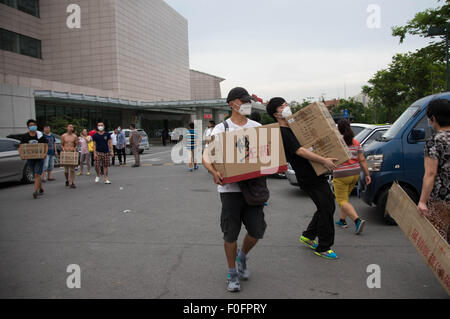 China. 14. August 2015. Freiwillige gesehen mit Hilfsgütern aus um das Land, das Hilfe-Verteilzentrum. -Eine gewaltige Explosion verursacht mindestens 55 Tote und 750 verletzt bei einer Lagerung von Chemikalien-Anlage in der chinesischen Stadt Tianjin in den frühen Morgenstunden des 13. August. Bildnachweis: Geovien So/Pacific Press/Alamy Live-Nachrichten Stockfoto