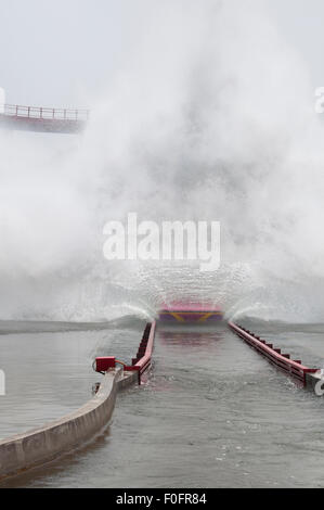 Wasser Rutsche Boot am Wasserpark Spielplatz Stockfoto