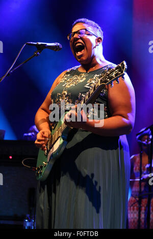 Santa Barbara, Kalifornien USA 14. August 2015 Brittany Howard von Alabama Shakes führt an der Santa Barbara Bowl. Bildnachweis: Lisa Werner/Alamy Live-Nachrichten Stockfoto