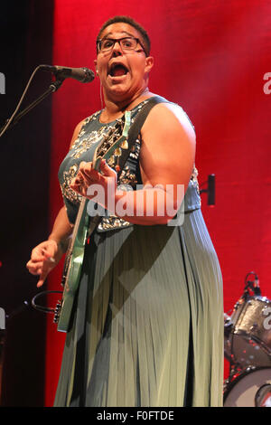 Santa Barbara, Kalifornien USA 14. August 2015 Brittany Howard von Alabama Shakes führt an der Santa Barbara Bowl. Bildnachweis: Lisa Werner/Alamy Live-Nachrichten Stockfoto