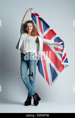 schöne Mädchen mit Flagge von Großbritannien Stockfoto