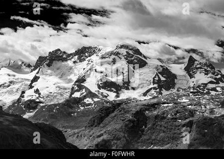 Die Gipfel der Nordseite des Breithorn-Massivs in der Monte Rosa-Gruppe. Schwarz weiße Berglandschaft. Schweizer Alpen. Europa. Stockfoto