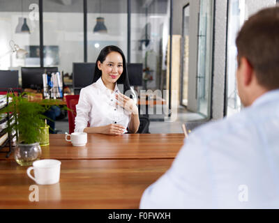 überzeugt junge asiatische Geschäftsfrau im Vorstellungsgespräch Stockfoto