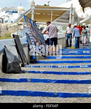 Den steilen Weg mit blau bemalten Stufen Zentrum von Fira Santorini Griechenland Stockfoto