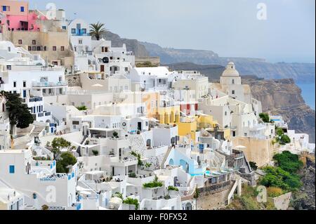 Weiß getünchten Gebäuden stapeln sich in Fira die Hauptstadt von Santorini Griechenland Stockfoto