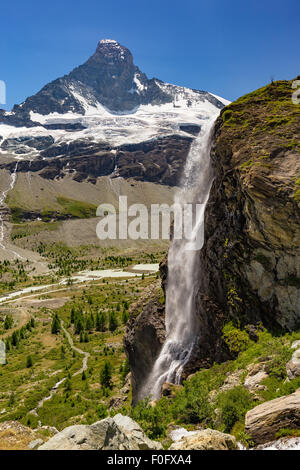 Die Nordseite des Matterhorns (Cervino) Berg. Wasserfall im Tal der Zmuttgletscher. Zermatt. Schweizer Alpen. Die Schweiz. Stockfoto