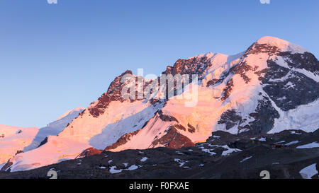 Alpenglow bei Sonnenuntergang auf Monte Rosa. Breithorn Berggipfel. Blick aus der Schweiz. Alpen. Europa. Stockfoto