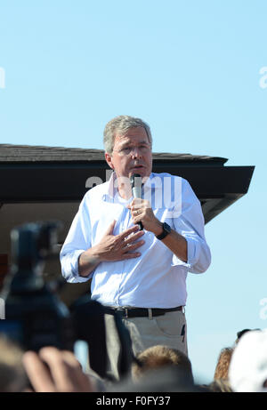 Des Moines, USA. 14. August 2015. Republikanische US-Präsidentschaftskandidat Jeb Bush spricht mit Anhänger an der Iowa State Fair in Des Moines, USA, 14. August 2015. Republikanische US-Präsidentschaftskandidat Jeb Bush am Freitag kritisiert die Obama-Administration für das dysfunktionale politische System Verpfändung wiederherzustellenden Überparteilichkeit in Washington, um Dinge zu erledigen. Bildnachweis: Zheng Qihang/Xinhua/Alamy Live-Nachrichten Stockfoto