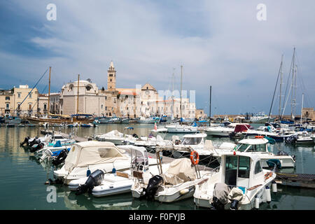 Trani und Marina mit Booten Stockfoto