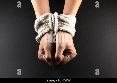 Weiße weibliche Hände mit weißen Seilen gefesselt Bondage Stockfoto