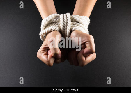 Weiße weibliche Hände mit weißen Seilen gefesselt Bondage Stockfoto