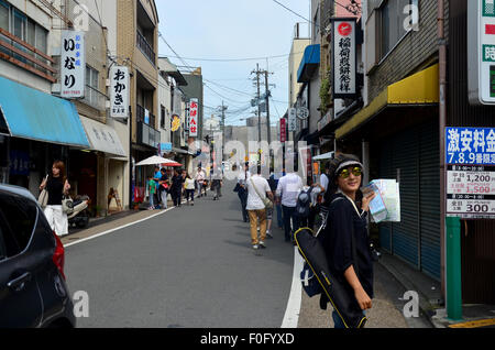 Reisenden thai-Frau zu Fuß auf die Straße gehen zu Fushimi Inari Schrein am 11. Juli 2015 in Kyoto, Japan Stockfoto