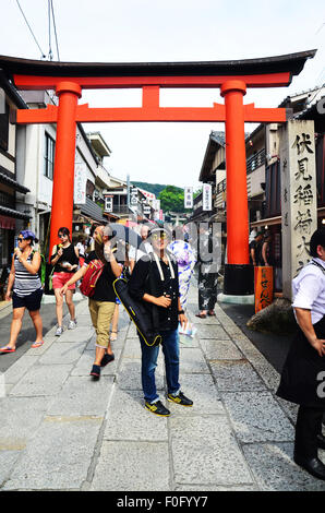 Menschen und Reisende Reisen und Wandern innen am Fushimi Inari-Schrein in Kyōto, Japan Stockfoto