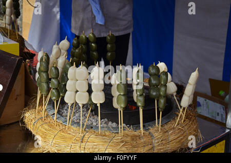 Dango japanische snack am Straßenevent Fushimi Inari-Taisha-Schrein in Kyōto, Japan. Stockfoto