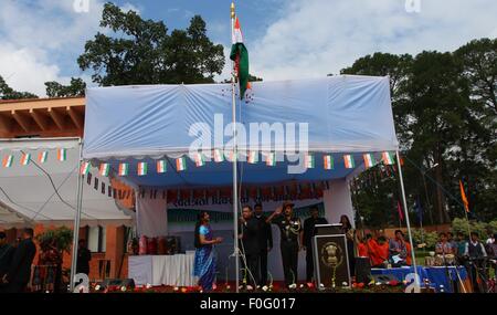 Kathmandu, Nepal. 15. August 2015. Botschafter von Indien nach Nepal Ranjit Rae (C) hisst Flagge Indiens anlässlich der 69. Unabhängigkeitstag Indiens bei der indischen Botschaft in Lainchaur von Kathmandu, Nepal, 15. August 2015. Indien beobachtet jährlich am 15. August zum Gedenken an die Nation, die Unabhängigkeit vom britischen Mutterland. Bildnachweis: Sunil Sharma/Xinhua/Alamy Live-Nachrichten Stockfoto