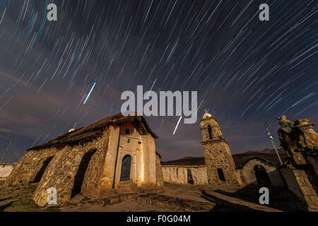 Kirche mit Sternspuren im Himmel Tomarapi Dorf Sajama Nationalpark Bolivien Südamerika Stockfoto