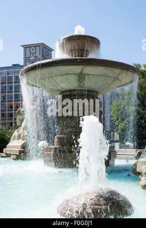 Der Wittelsbacher Brunnen am Lenbachplatz in München. Der Brunnen wurde 1895 von Adolf von Hildebrand erbaut. Stockfoto