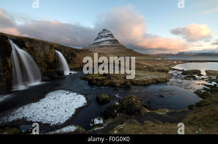 Kirkjufell Berge und Wasserfälle in der Morgendämmerung South West Island Stockfoto