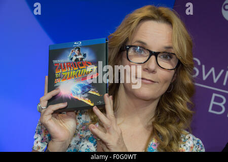 Anaheim, Kalifornien, USA. 14. August 2015. Schauspieler Lea Thompson (Switched at Birth) posiert mit der DVD-Box aus der deutschen Fassung ihres Films "Zurick in Die Zukunft" (Back to the Future) auf der Disney-D23-Expo in Anaheim, CA, USA Kredit-14. August 2015: Kayte Deioma/Alamy Live News Stockfoto