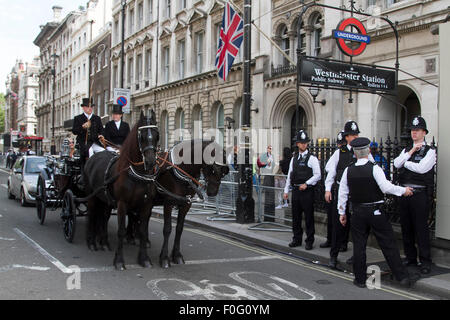 Westminster, London, UK. 15. August 2015. Starker Polizeipräsenz in Whitehall als Königin und Mitglieder der königlichen Familie markieren eine Reihe von Veranstaltungen anlässlich des 70. Jahrestags des VJ Tag Credit: Amer Ghazzal/Alamy Live-Nachrichten Stockfoto