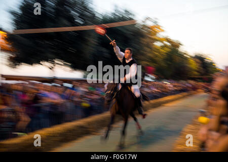 Teilnehmer um das Rennen zu traditionellen Festival Osilo Sardinien Italien Ring Stockfoto