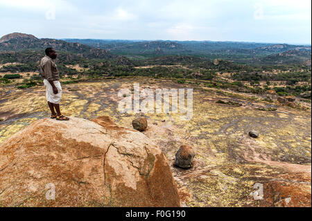 Lokale Mann auf Rock World View Eastern Highlands Bergkette Simbabwe Afrika Stockfoto