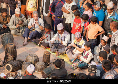 Traditionelle Musikinstrumente spielte in Taumadhi Tole quadratische Bisket Jatra, Bhaktapur, Nepal Stockfoto