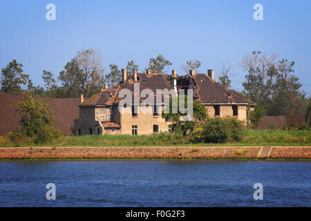 Alte verlassene verfallenes Haus in einer abgelegenen Gegend. Stockfoto