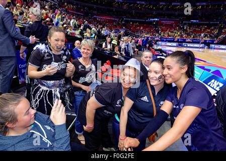 Sydney, Australien. 15. August 2015. New Zealand Silver Farne Fans mob Sterne Maria Tutaia (rechts) nach dem hart erkämpften Sieg über England. Bildnachweis: MediaServicesAP/Alamy Live-Nachrichten Stockfoto