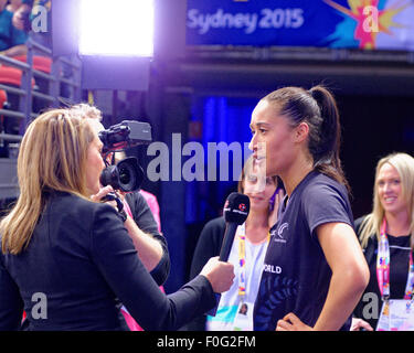 Sydney, Australien. 15. August 2015. New Zealand Silver Farne Sterne Maria Tutaia (rechts) spricht zu den Medien nach einem hart erkämpften Sieg über England. Bildnachweis: MediaServicesAP/Alamy Live-Nachrichten Stockfoto