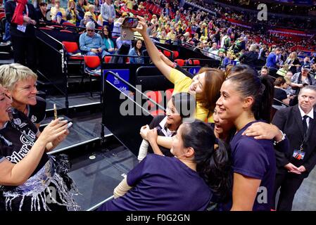 Sydney, Australien. 15. August 2015. New Zealand Silver Farne Fans mob Sterne Maria Tutaia (rechts) nach dem hart erkämpften Sieg über England. Bildnachweis: MediaServicesAP/Alamy Live-Nachrichten Stockfoto