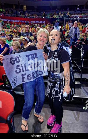 Sydney, Australien. 15. August 2015. New Zealand Silver Farne Fans mob Sterne Maria Tutaia (rechts) nach dem hart erkämpften Sieg über England. Bildnachweis: MediaServicesAP/Alamy Live-Nachrichten Stockfoto