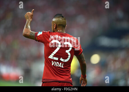 München, Deutschland. 14. August 2015. Münchens Arturo Vidal Gesten während der deutschen Fußball-Bundesliga-Fußball match zwischen Bayern München und dem Hamburger SV in der Allianz Arena in München, 14. August 2015. Foto: PETER KNEFFEL/Dpa/Alamy Live News Stockfoto