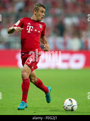 München, Deutschland. 14. August 2015. Münchens Rafinha in Aktion während der deutschen Fußball-Bundesliga-Fußball match zwischen Bayern München und dem Hamburger SV in der Allianz Arena in München, 14. August 2015. Foto: SVEN HOPPE/Dpa/Alamy Live News Stockfoto