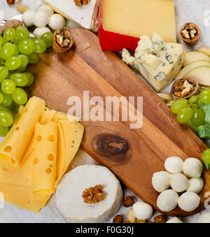 verschiedene Arten von Käse auf einem Holzbrett. Ansicht von oben Stockfoto