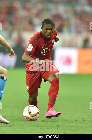 München, Deutschland. 14. August 2015. Münchens Douglas Costa in Aktion während der deutschen Fußball-Bundesliga-Fußball match zwischen Bayern München und dem Hamburger SV in der Allianz Arena in München, 14. August 2015. Foto: PETER KNEFFEL/Dpa/Alamy Live News Stockfoto