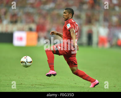 München, Deutschland. 14. August 2015. Münchens Douglas Costa in Aktion während der deutschen Fußball-Bundesliga-Fußball match zwischen Bayern München und dem Hamburger SV in der Allianz Arena in München, 14. August 2015. Foto: PETER KNEFFEL/Dpa/Alamy Live News Stockfoto