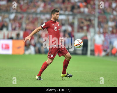 München, Deutschland. 14. August 2015. Münchens Xabi Alonso in Aktion während der deutschen Fußball-Bundesliga-Fußball match zwischen Bayern München und dem Hamburger SV in der Allianz Arena in München, 14. August 2015. Foto: PETER KNEFFEL/Dpa/Alamy Live News Stockfoto