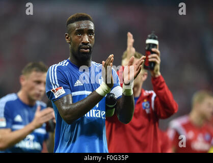 München, Deutschland. 14. August 2015. Hamburgs Johan Djourou nach dem deutschen Bundesliga Fußballspiel zwischen Bayern München und dem Hamburger SV in der Allianz Arena in München, 14. August 2015. Foto: PETER KNEFFEL/Dpa/Alamy Live News Stockfoto