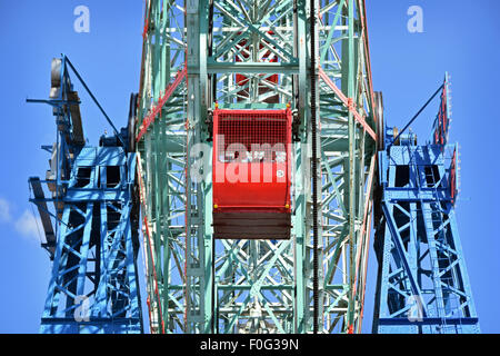 Ein sich bewegendes rotes Auto auf das Wonder Wheel in Coney Island, Brooklyn, New York Stockfoto