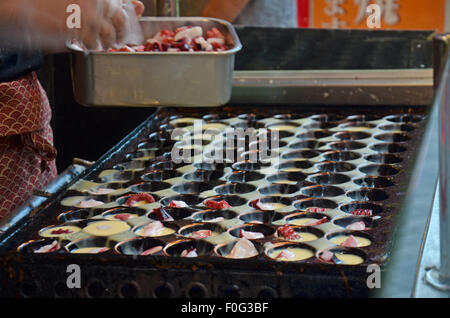 Takoyaki Kochen ist eine kugelförmige japanische Snack an Dotonbori in Osaka, Japan Stockfoto