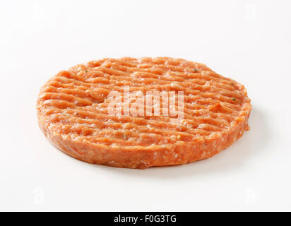 Frische Burger Patty auf weißem Hintergrund Stockfoto