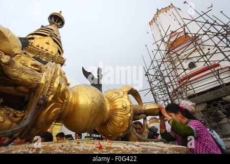 Kathmandu, Nepal. 15. August 2015. Anhänger bieten Gebete in Swayambhunath in Kathmandu, Nepal, 15. August 2015. Swayambhunath Stupa wird nach vorläufigen Wiederaufbau nach dem Erdbeben für die Öffentlichkeit geöffnet. Bildnachweis: Sunil Sharma/Xinhua/Alamy Live-Nachrichten Stockfoto